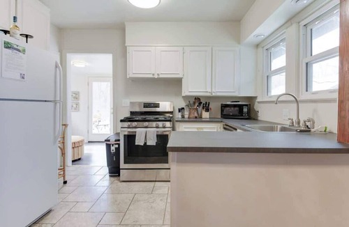 Kansas City Cottage | Waterfall Garden Cottage Lux Beds 5 Min. 2 DT KCMO