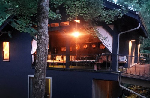 Hickman Apartment | Waterfall Suite - Private Secluded Loft in Lyles