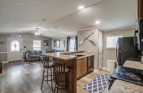 Dennis Cabin | Waterfront 2BR Cabin – Ideal for Traveling Workers