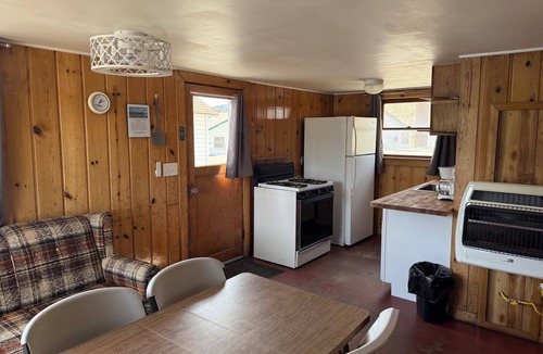 Republic Cabin | Waterfront 2BR Cabin w/Wood Fireplace at Tiffanys Resort on Curlew Lake