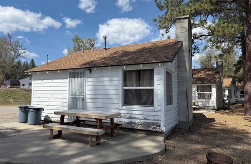 Republic Cabin | Waterfront 2BR Cabin w/Wood Fireplace at Tiffanys Resort on Curlew Lake