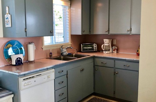 Clinton Cabin | WATERFRONT BEACH CABIN ON COLUMBIA BEACH DRIVE - MINUTES FROM THE FERRY!