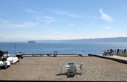 Clinton Cabin | WATERFRONT BEACH CABIN ON COLUMBIA BEACH DRIVE - MINUTES FROM THE FERRY!