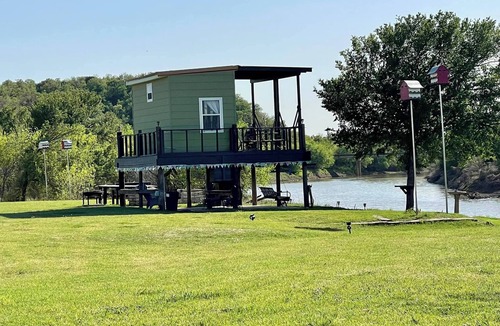 South Bend Cabin | Waterfront Cabin on River w/RV Hookups Near Possum Kingdom Lake