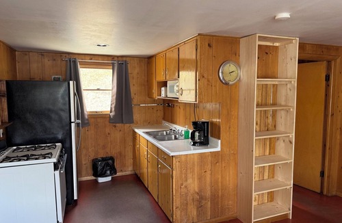 Republic Cabin | Waterfront Curlew Lake Cabin with 3 Queen Beds and A/C - Sleeps 6