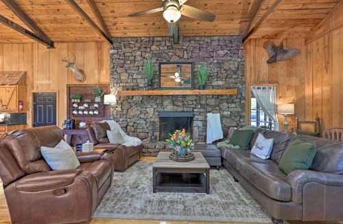 Arkadelphia House | Waterfront Deck: Home on Ouachita River!