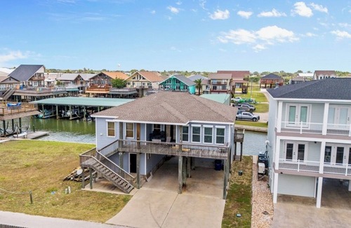 Port O Connor House | WATERFRONT Dee's Galley 2 Boat Slips Lifts