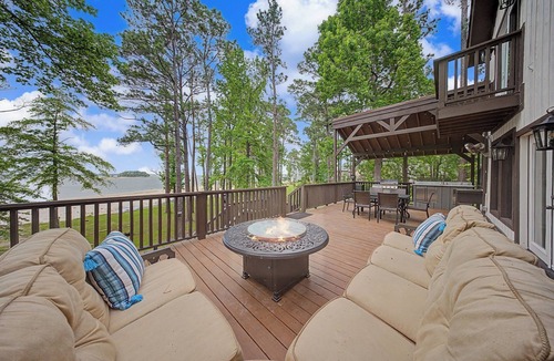 Brookeland House | WATERFRONT Escape on Lake Sam Rayburn, next to The Point- Sleeps 11