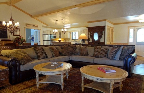 Mount Ida Cottage | Waterfront Group Cottage with Hot-Tub and Pool in Mount Ida, Arkansas