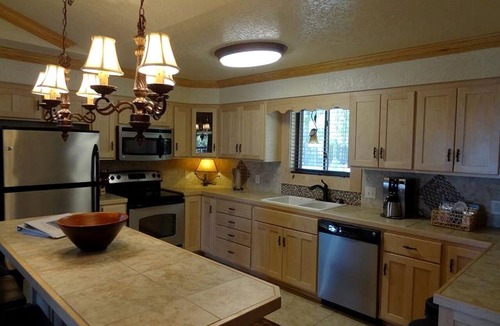 Mount Ida Cottage | Waterfront Group Cottage with Hot-Tub and Pool in Mount Ida, Arkansas