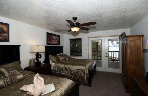 Mount Ida House | Waterfront Group Cottage with Hot-Tub and Pool in Mount Ida, Arkansas