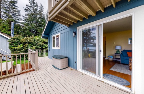 Camano Island House | Waterfront Home w/Gorgeous Ocean View, Deck, Fireplace, WiFi - Walk to Beach