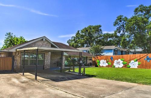 French Quarter House | Waterfront Lake Home w/Deck - New Renovations!