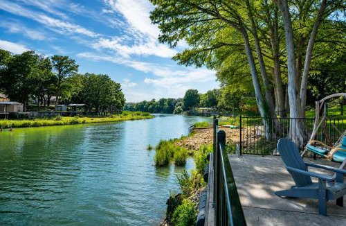 Seguin House | Waterfront Sleeps 16 Perfect for Family & Wurstfest