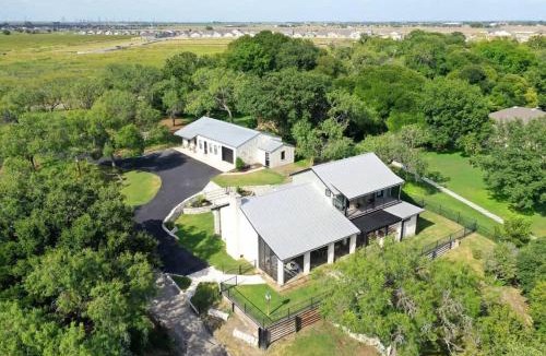 Seguin House | Waterfront Sleeps 16 Perfect for Family & Wurstfest