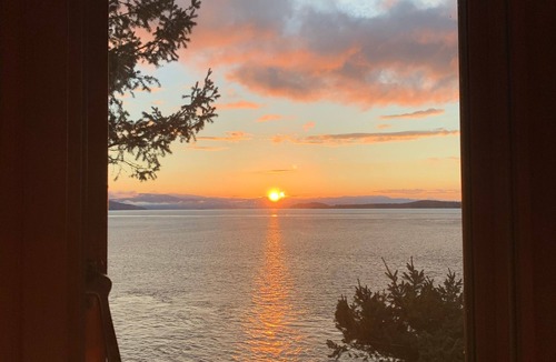 Olga House | Waterfront *Spectacular Million Dollar Views* Seacliff Cottage