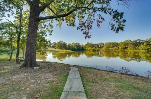 Texarkana House | Waterfront Texarkana Cabin: Tranquil Acreage