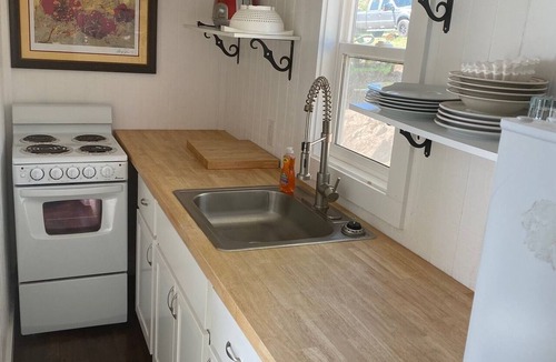 Republic Cabin | Waterfront Tiny Home on Curlew Lake w/Loft Queen + A/C at Tiffanys Resort