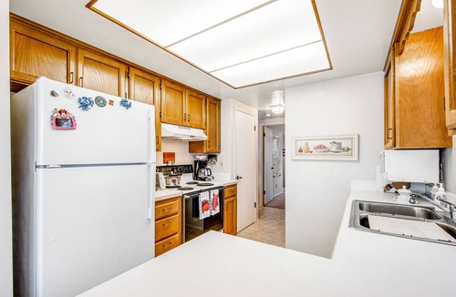 Freeland House | Waterfront townhouse with fast WiFi & fireplace plus a seasonal pool & tennis