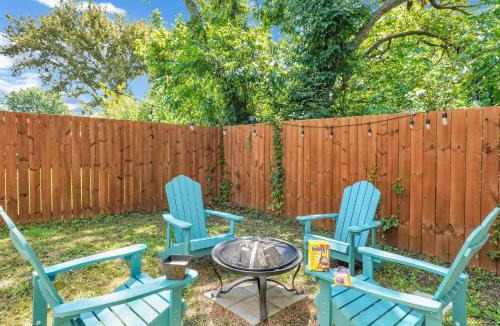 Waxahachie House | Waxahachie Walkup Backyard Oasis 1 Mi to DWTN Professionally Managed By Stay Albatross