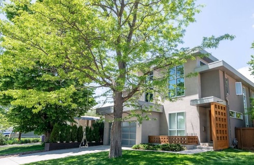 University Park House | We are two artists who enjoy sharing our home to caring and curious guests!