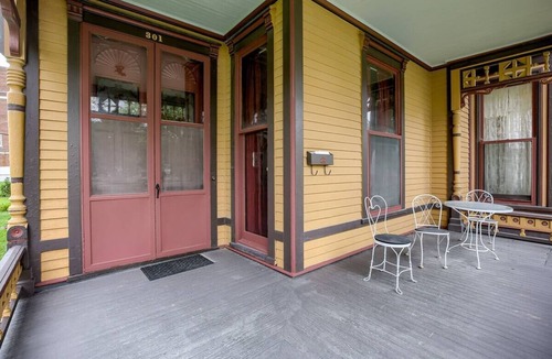 Council Bluffs House | Wedding Parlor - King Bed - Garden - Near Stadium
