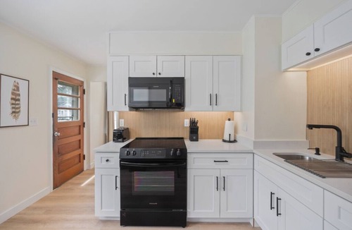 Des Moines House | Welcome to Momo's Place. Charming 3 Bedroom, 1Bathroom with Modern Upgrades