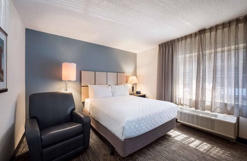 West Des Moines Hotel | West Des Moines Getaway! 4 Spacious Units, Fully-equipped Kitchen, Pets Allowed!
