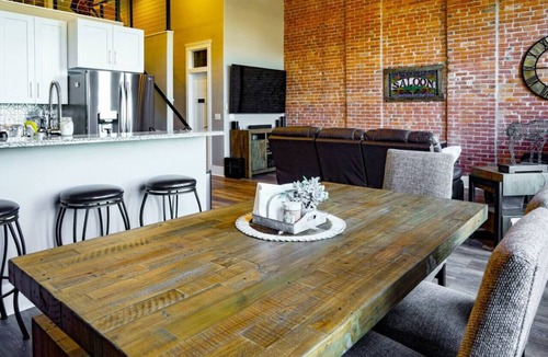 Baker City Apartment | West Empire Theatre Loft, Gorgeous Space on Main Street for 4! Local Golfing 50% Off!