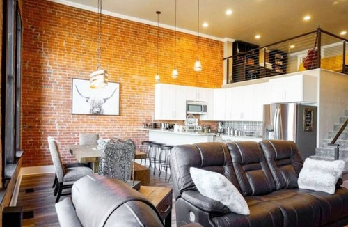 Baker City Apartment | West Empire Theatre Loft, Gorgeous Space on Main Street for 4! Local Golfing 50% Off!