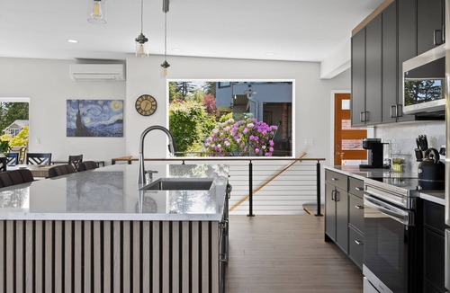 North Admiral House | West Seattle 5BR ADU + Downtown Views