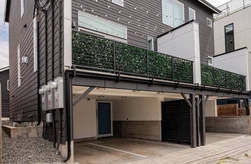 Fairmount Park Apartment | West Seattle Junction Private Parking Walkable 15 mins from Downtown
