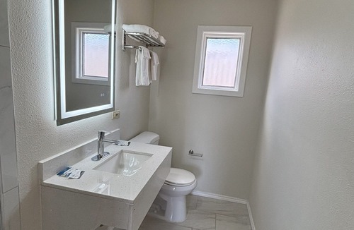 Clarendon Hotel | Western Skies Motel