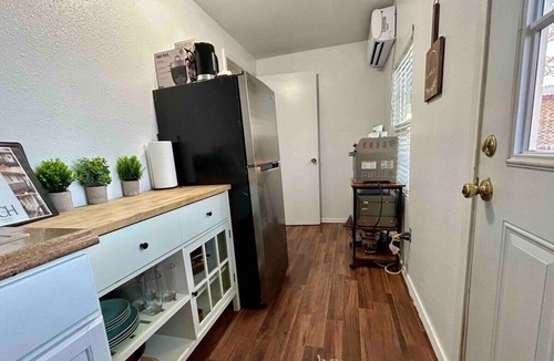 West Odessa Cabin | Westside Bungalow - King Bed+Fast WiFi by LCH