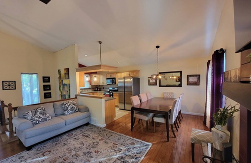 West Westminster House | Westy Escape 2 Living Rooms, 2 Primary Bedrooms, Bar, BBQ, FirePit, Patio
