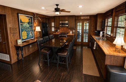 Van Zandt County House | WHISPERING PINES — PRIVATE LAKEFRONT RETREAT ON 240 ACRES