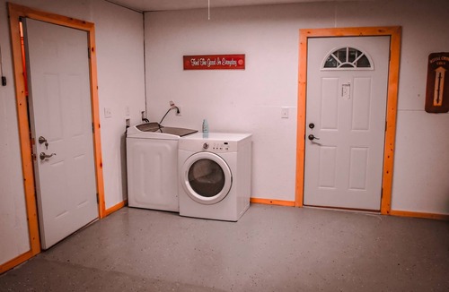 Richview House | Whistle Stop Bunkhouse with garage parking & patio