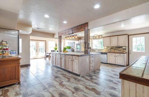 Valley View Bed & Breakfast | White Oak Lodge-Texas Sized Pool & 24 acre B&B