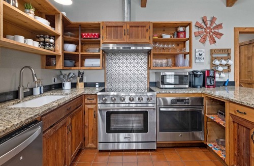 San Marcos House | Whitetail Oaks - Rustic Charm Meets Fun! Private Pool & Pickleball on 34 Acres