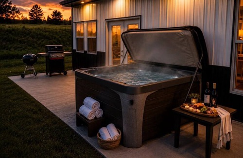 Columbia House | Wild Warehouse in the Cornfields w/a Party Pool!
