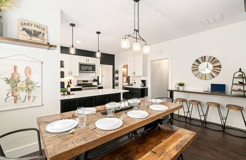 Windsor House | Windsor Farmhouse | Family Fun, Yard & Fireplace