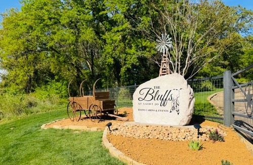 Myra Cabin | Windwalker elite cabins and events experience tranquility in this 3BDR 2BTH