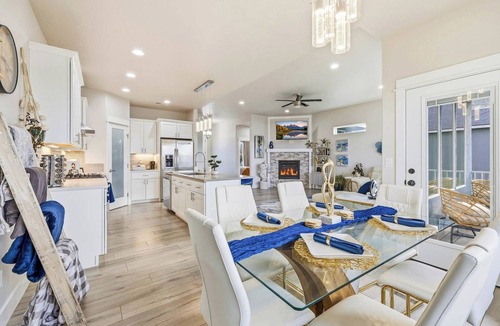 South Richland House | Wine Country Fireside Creative Retreat: Sauna, Gym, Sunset Deck & Game Lounge