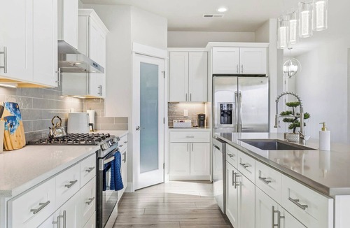 South Richland House | Wine Country Fireside Creative Retreat: Sauna, Gym, Sunset Deck & Game Lounge