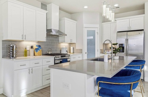 South Richland House | Wine Country Fireside Creative Retreat: Sauna, Gym, Sunset Deck & Game Lounge