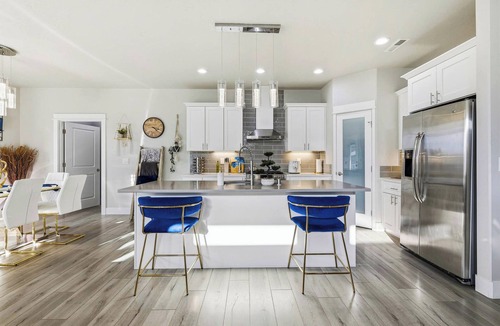 South Richland House | Wine Country Fireside Creative Retreat: Sauna, Gym, Sunset Deck & Game Lounge