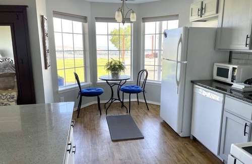 Kennewick House | Wine Country Getaway with Amazing Views