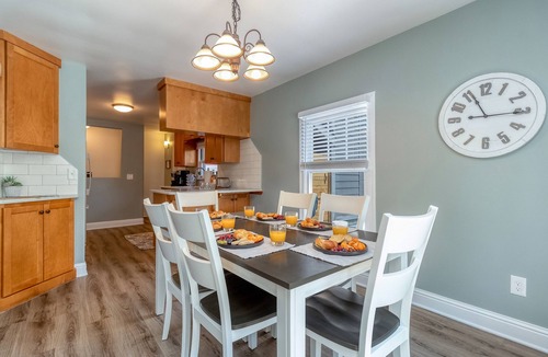 College Place House | Wine Country Home | Park Views | Sleeps 6