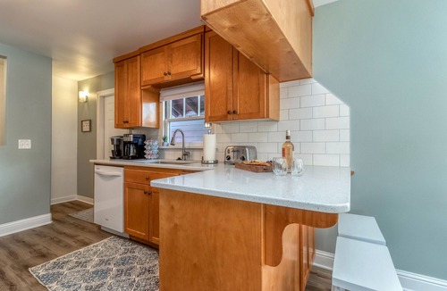 College Place House | Wine Country Home | Park Views | Sleeps 6