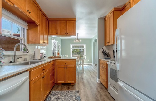 College Place House | Wine Country Home | Park Views | Sleeps 6